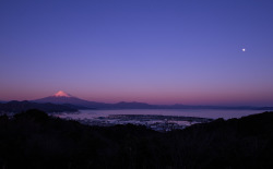 hontai:待宵の月と夕染めの富士 by ai_himesama  