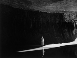 istmos:Georgia O'Keeffe in Twilight Canyon, 1964, by Todd Webb