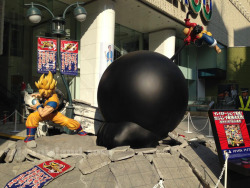 crimson-dragon92:  A Goku VS Luffy Statue outside of Shibuya