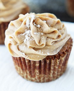 do-not-touch-my-food:  Gingerbread Cupcakes with Cinnamon Cream