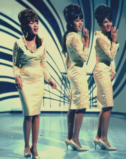hearagonaface:  The Ronettes on “Thank Your Lucky Stars”