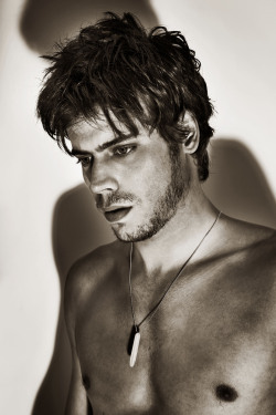 ohthentic:  hello-sunshy:  François Arnaud by Carl Lessard x