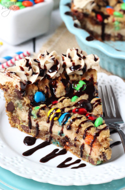 sweetoothgirl:  Monster Cookie Cheesecake Pie  Wow