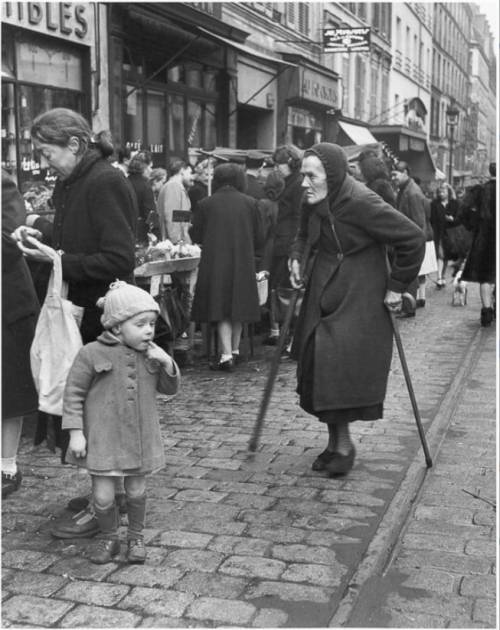 Le marché aux légumes et fruits, rue de Ménilmontant, Paris,