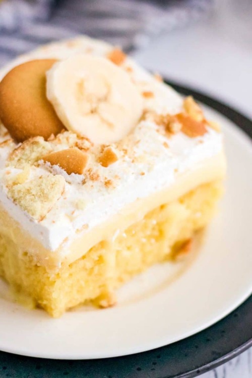 sweetoothgirl:    Banana Pudding Poke Cake