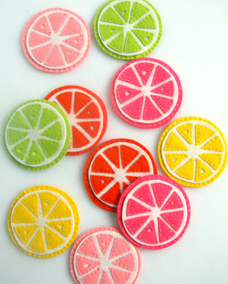 dreamalittlebiggerblog:  Felt citrus coasters perfect for summer