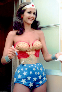 vintagegal:  Lynda Carter signs autographs on the set of the
