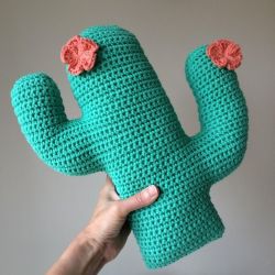 lionbrandyarn:  Amigurumi Cactus <3  😍