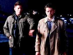 mishasminions:  TRYING TO GET A BETTER LOOK AT THE BAE BECAUSE