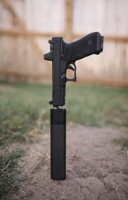 benchau:  Glock 17 Gen 4 + SilencerCo Osprey 45ben chau