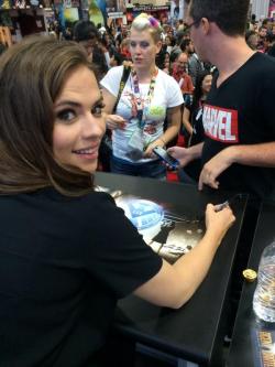 peggysrogers:  The beautiful @HayleyAtwell meets fans and signs