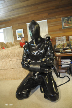 rubber6geil:  maxcita:  A friend enjoying an afternoon in Caught-In-The-Act