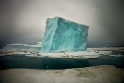 acetoxy:Cube-shaped iceberg in the waters off northern Greenland,