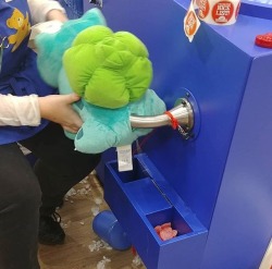 gimme-da-memes-b0ss:Bulbasaur was never the same after that day