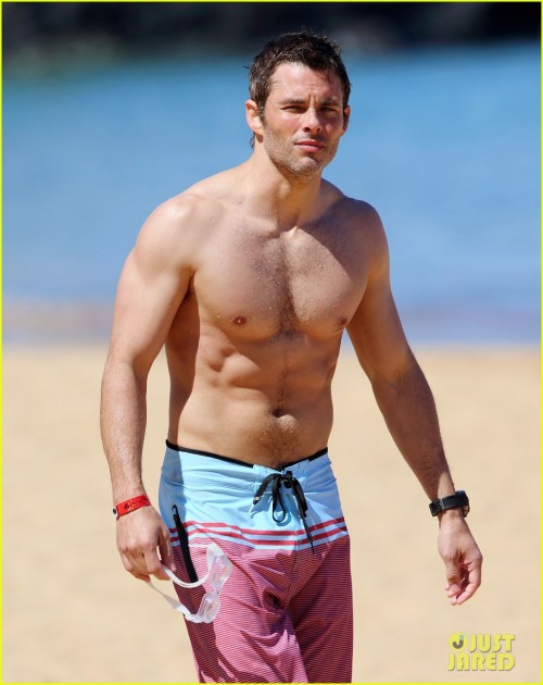 hottilicious:  James Marsden shirtless at the beach  