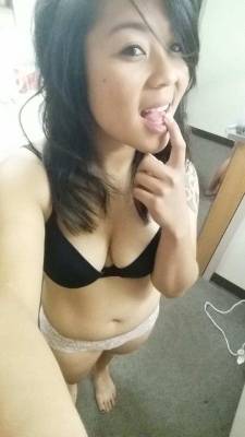 jay-loves-asians:  very hot dorm girl. deserves reposting! :)