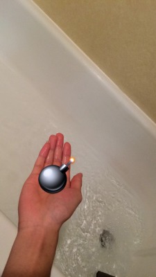 idkitstommy:  i love my new bath bomb from lush 🛁💣❤️