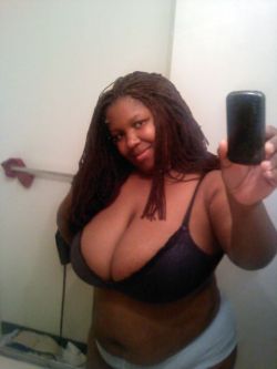 titsintops:  bigdreamsbbw:  Yummy  ample 