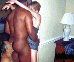 djaam-white:  obeah-slave:Another white family happily serving.