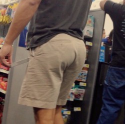que-culo-miguel:  Shopping Dad with huge Plump Ass and deep arch