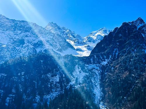 oneshotolive:  Sun-rays peeping from the peaks of Manali, Himachal