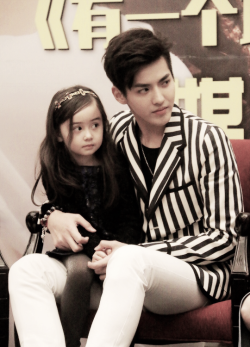 khaenine:  [Orig.] Yifan and his baby girl~ Judging people together,