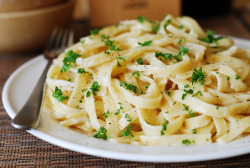 thecraving:  Easy Fettuccine Alfredo