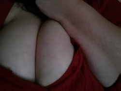 wickedlywenchy:  Cleavage……..