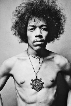 vintagegal:  Jimi Hendrix photographed by Donald Silverstein, 1968 