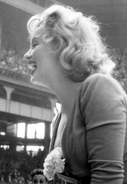  Marilyn Monroe at the ebbets field game in 1957 