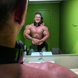 thebigrigmuslefreak:  Pumped and ready to eat! Feed me!