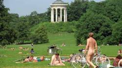 #Nudists and ‘textiles’ mingling in the Englischer