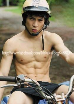east-asia-guys:  Dull people confuse masculinity with muscularity.