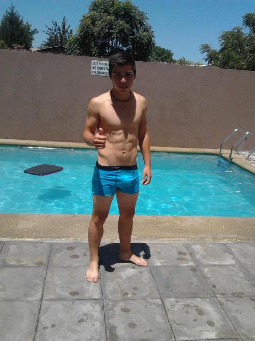 catrile0:  larry-capija:  Este weon es amor a primera erección vista *.*  Y ese mino ?