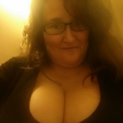 wickedlywenchy:  No makeup, messy hair and cleavage…….much