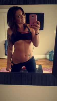 Mizfit22 snaps a quick selfie showing off her fabulous abs