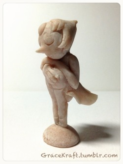 gracekraft:  A little on the whim tiny Pearl sculpt.   I’ve