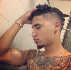 itheillest:  lightskinnedboys:  Washing  😍