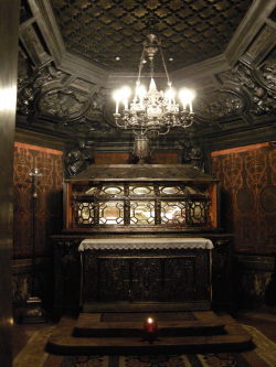 legendary-scholar:  Crypt of Saint Charles Borromeo, Milan.