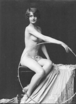 yet-another-universe:  Barbara Stanwyck1923, photo Alfred Cheney