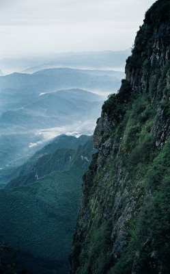 renamonkalou:    Emei Golden Summit Early Morning |  Lyle Vincent