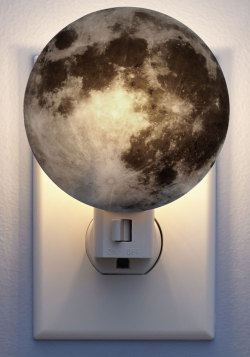okwowcool:  lunar night light    MIERDA SI ESTO EXISTE, LO QUIERO