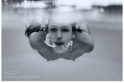 violetlahaie:  «Kayleigh breaking the surface» by omalleyimages. Found in: http://ift.tt/1Y5wDNm 