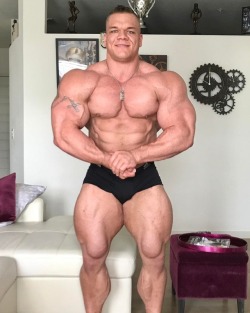 Dallas McCarver - Sitting at 325lbs in the off season.