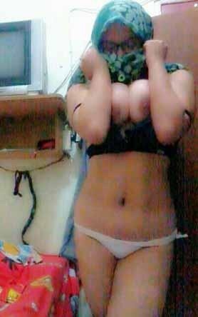 kamilnotty:  blenoks:  Iseng dikamar mandi  Stock buas 