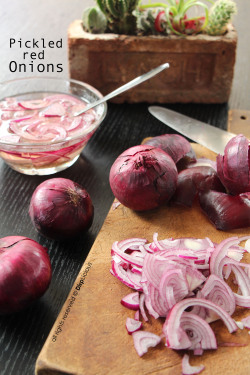 veganrecipecollection:  (via DiepLiciousPICKLED RED ONIONS -