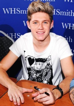 musiclover-1d:  Niall today