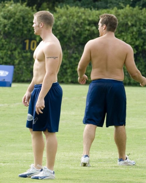 fuckyeahbeerbellies:  campusbeefcake:  and heres the part were i melt into a puddle.  <3 love handles