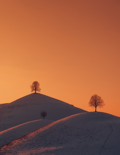 amazinglybeautifulphotography:[OC] Winter Sunset Hills in Zug,