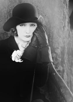 dentistas-en-mis-noches-deactiv:  Greta Garbo in Love (1927)
